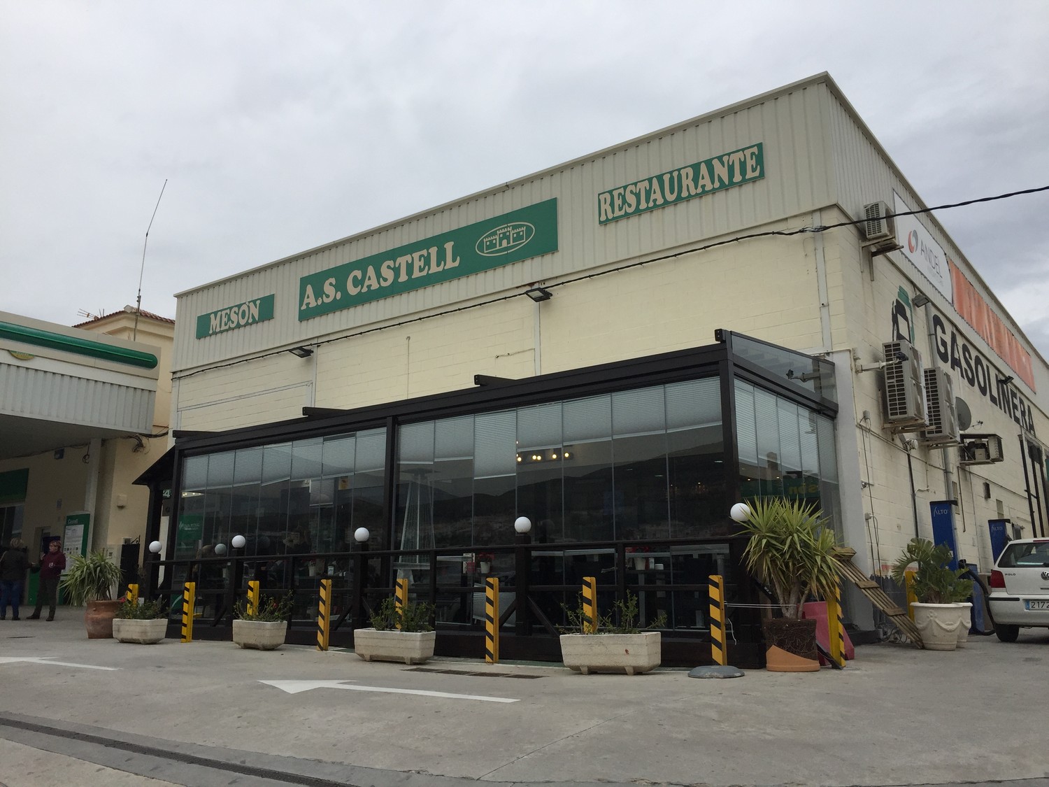 Fachada de cafetería de Mesón el Bierzo en Área de Servicio Castell en Castell de Ferro (Granada)